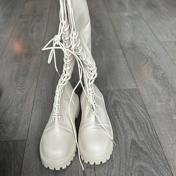 SHEIN BOOTS WITH BACK ZIPPER - Picture 3 of 8